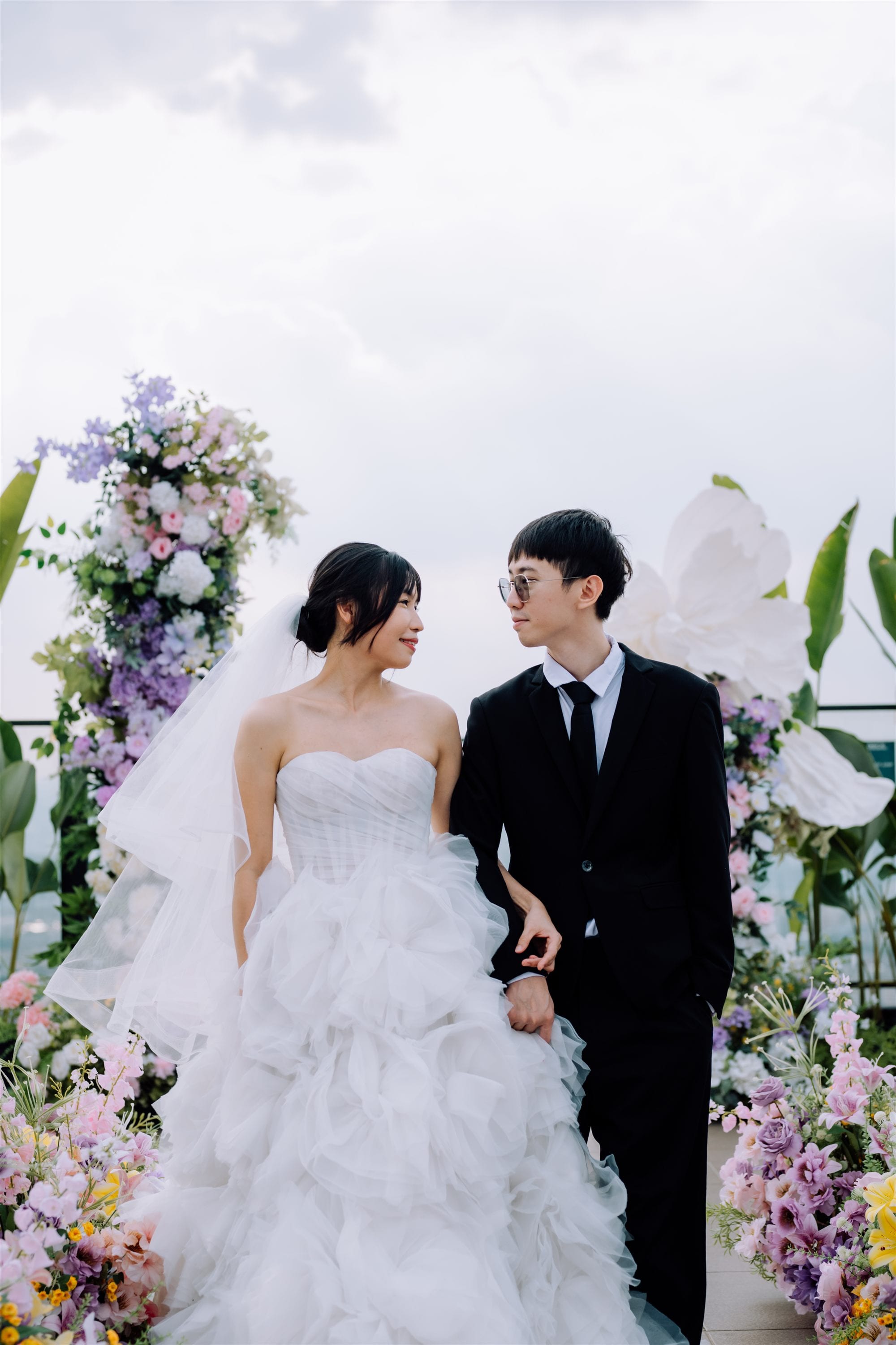 ROM couple portrait at floral arch W. in the Sky